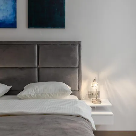 Premier 2bd Old Town